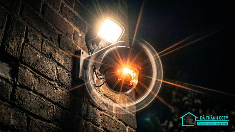 Camera lắp gần đèn khiến hình ảnh ban đêm bị lóa-1